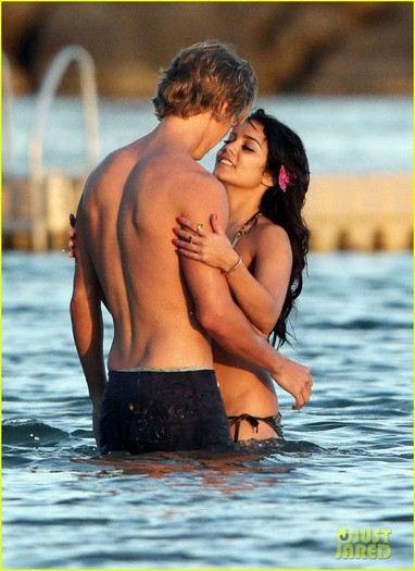 vanessa-hudgens-bikini-austin-butler-04 - Vanessa Hudgens 2012