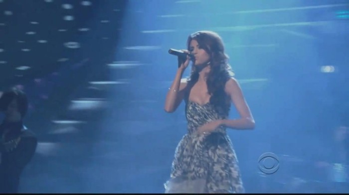 01 083 - Selena Gomez  A Year Without Rain Live at People Choice Awards 2011