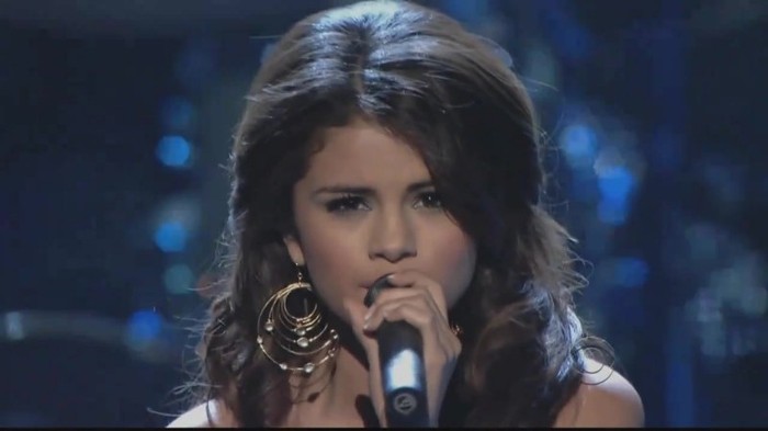 01 209 - Selena Gomez  A Year Without Rain Live at People Choice Awards 2011