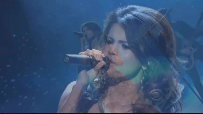 01 269 - Selena Gomez  A Year Without Rain Live at People Choice Awards 2011