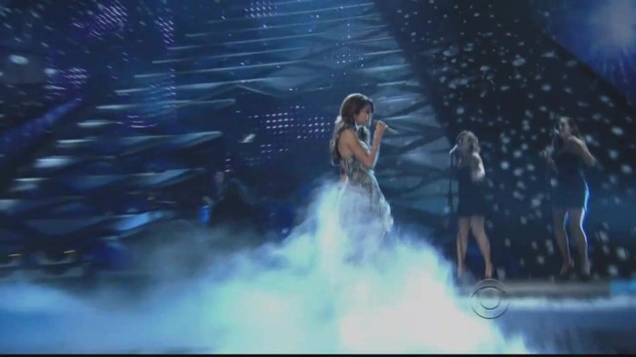 01 392 - Selena Gomez  A Year Without Rain Live at People Choice Awards 2011