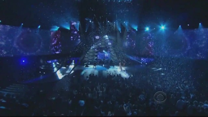 01 410 - Selena Gomez  A Year Without Rain Live at People Choice Awards 2011