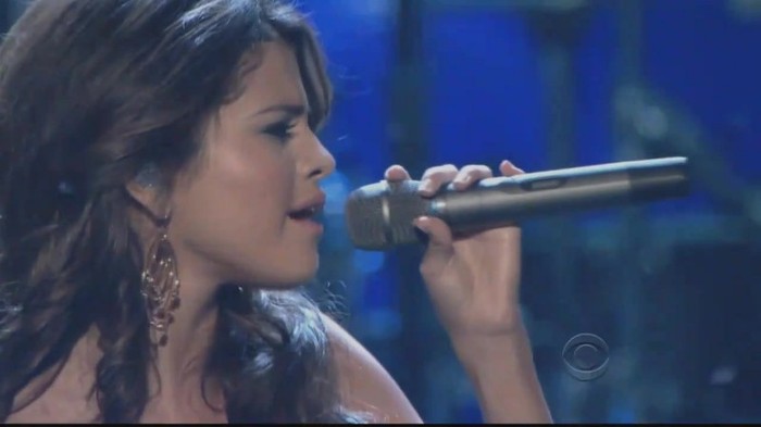 01 448 - Selena Gomez  A Year Without Rain Live at People Choice Awards 2011