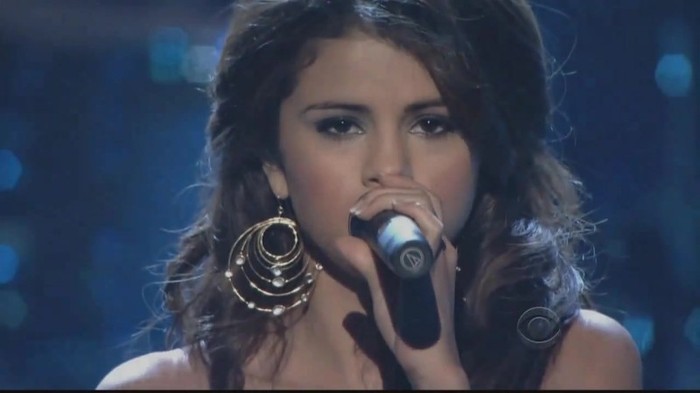 01 470 - Selena Gomez  A Year Without Rain Live at People Choice Awards 2011