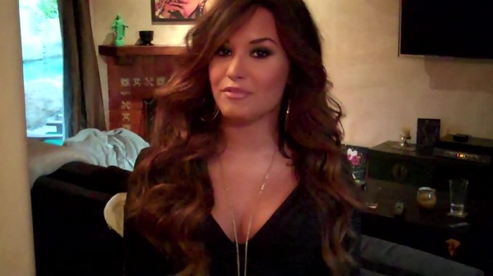 Demi Lovato - Live Chat TODAY! 112 - Demilush - Live Chat Today Captures