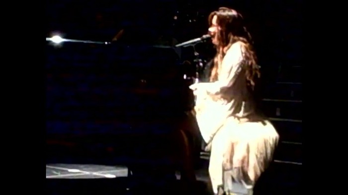 Demi Lovato - Skyscraper (Live in New York - fan video) 1650 - Demilush - Skyscraper Live in New York - Fan video Part oo4