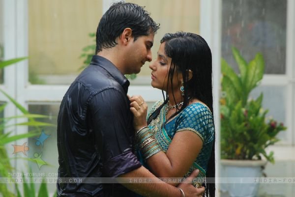 73053_168280389866652_168276469867044_485350_182167_n - NAKsh - Cute Rain Scene