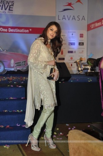 124170-aishwarya-rai-bachchan-at-lavasa-womens-car-rally-prize-distrib