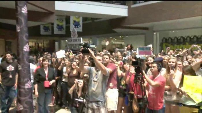 Demi Lovato  Live at Glendale Galleria  in LA for Cambio in HD 00465 - Demilush - Live at Glendale Galleria in LA for Cambio