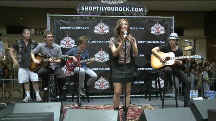 Demi Lovato  Live at Glendale Galleria  in LA for Cambio in HD 01373