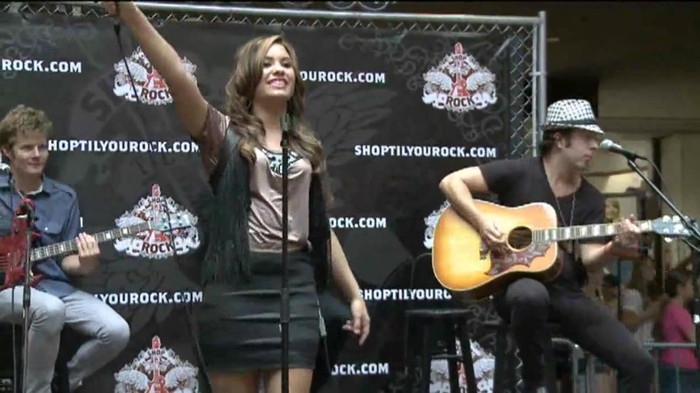 Demi Lovato  Live at Glendale Galleria  in LA for Cambio in HD 03800