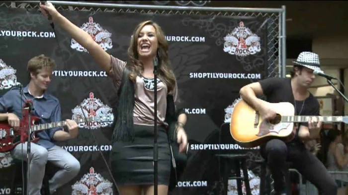 Demi Lovato  Live at Glendale Galleria  in LA for Cambio in HD 03827