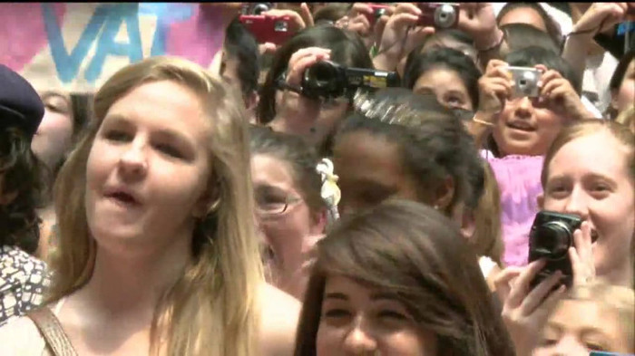 Demi Lovato  Live at Glendale Galleria  in LA for Cambio in HD 04256