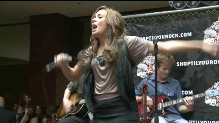 Demi Lovato  Live at Glendale Galleria  in LA for Cambio in HD 04862