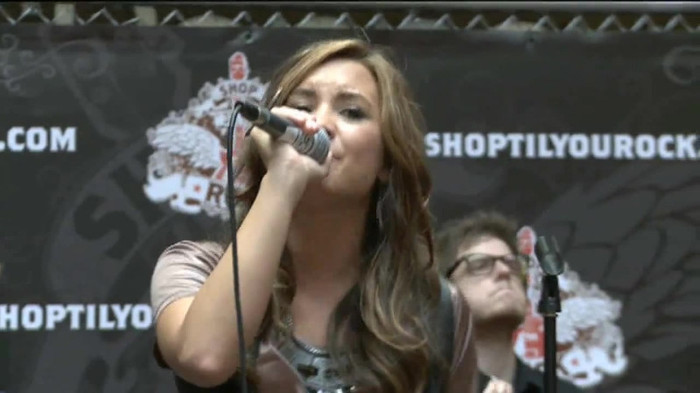 Demi Lovato  Live at Glendale Galleria  in LA for Cambio in HD 05152