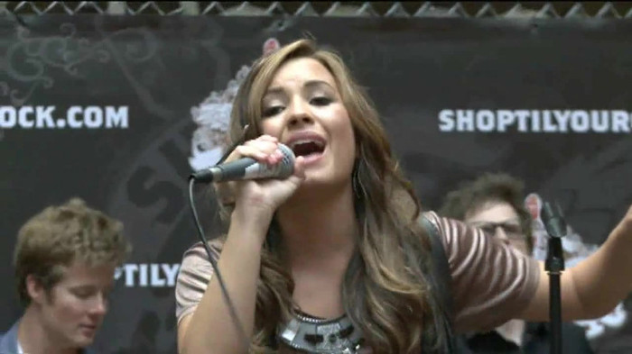 Demi Lovato  Live at Glendale Galleria  in LA for Cambio in HD 05211