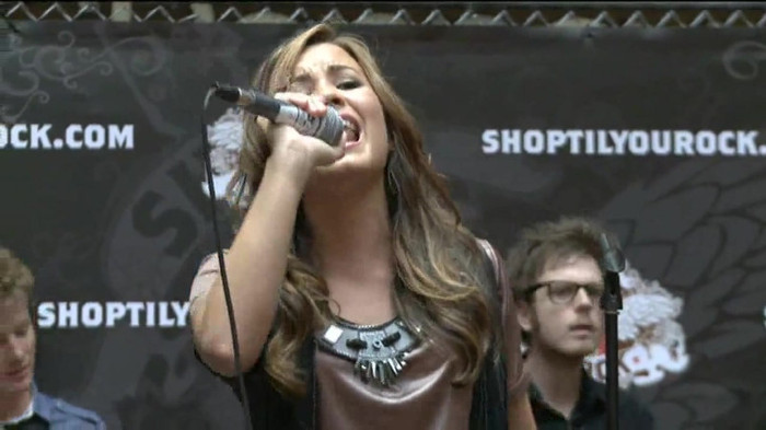 Demi Lovato  Live at Glendale Galleria  in LA for Cambio in HD 05307