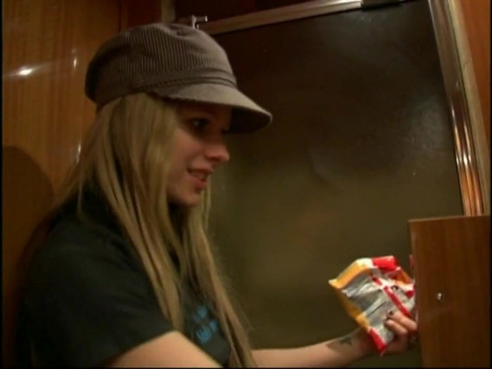 Bonez Tour Documentary [HD] Part2 - Avril Lavigne 5058 - Avril - Lavigne - 2008 - Bonez - Tour - Documentary - o11