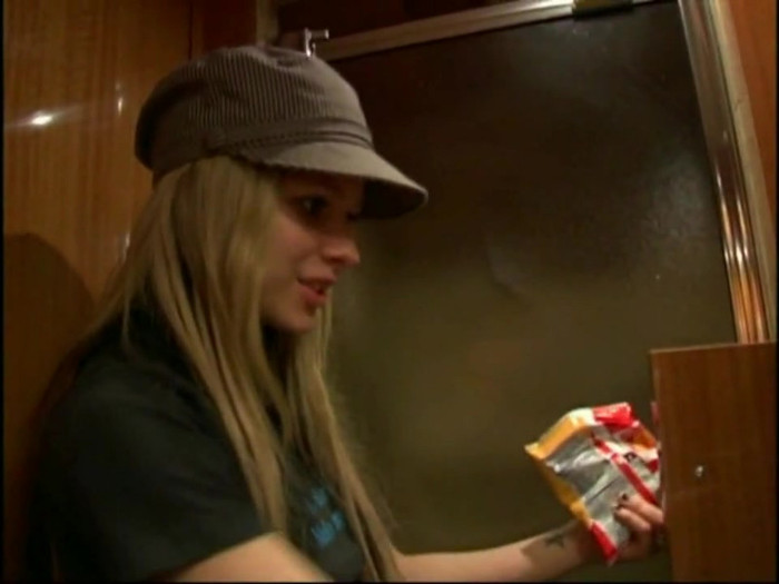 Bonez Tour Documentary [HD] Part2 - Avril Lavigne 5061