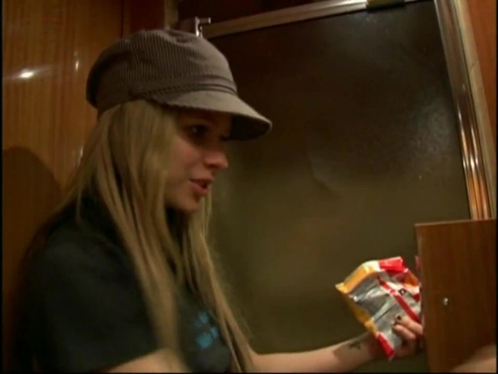 Bonez Tour Documentary [HD] Part2 - Avril Lavigne 5062 - Avril - Lavigne - 2008 - Bonez - Tour - Documentary - o11