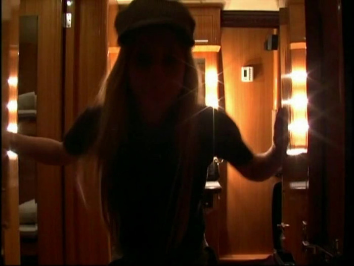 Bonez Tour Documentary [HD] Part2 - Avril Lavigne 5110