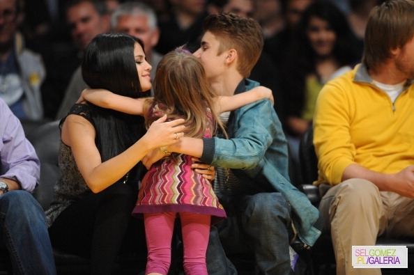 017~81 - 17 04 2012 Selena and Justin at Lakers game