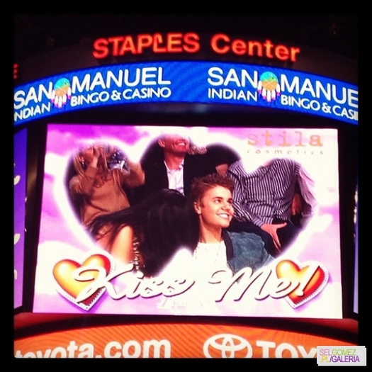 normal_25Abril - 17 04 2012 Selena and Justin at Lakers game