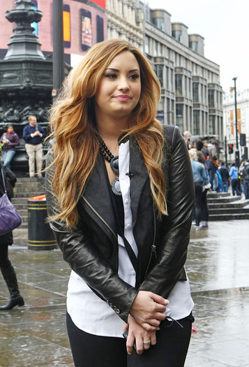 Demi+Lovato+Demi+Lovato+Plays+Tourist+London+WDIpEBVUJNBl - 00 Demi Lovato 001