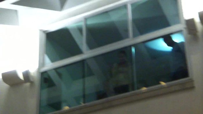 Demi  -  Sheraton Barra (124) - Demi - She Welcomes Fans From Hotel Balcony