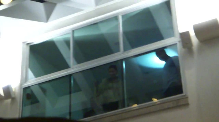 Demi  -  Sheraton Barra (148) - Demi - She Welcomes Fans From Hotel Balcony