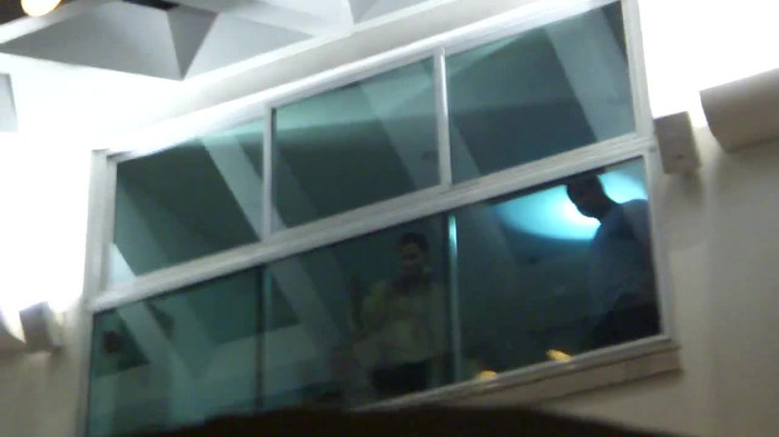 Demi  -  Sheraton Barra (164) - Demi - She Welcomes Fans From Hotel Balcony