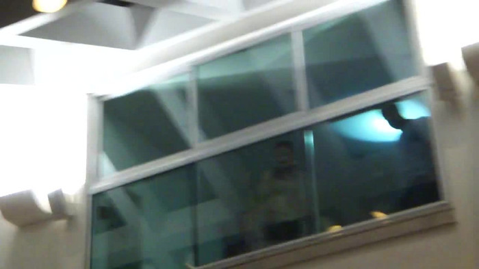 Demi  -  Sheraton Barra (176) - Demi - She Welcomes Fans From Hotel Balcony