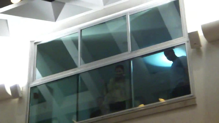 Demi  -  Sheraton Barra (180) - Demi - She Welcomes Fans From Hotel Balcony