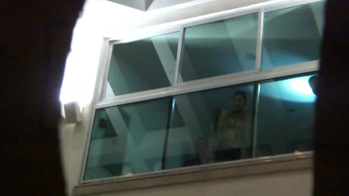 Demi  -  Sheraton Barra (382) - Demi - She Welcomes Fans From Hotel Balcony