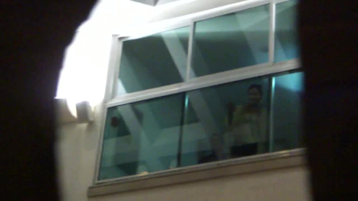 Demi  -  Sheraton Barra (405) - Demi - She Welcomes Fans From Hotel Balcony