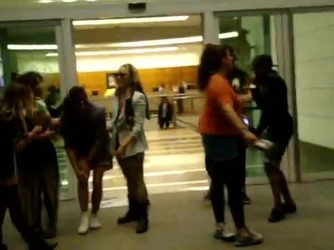 Demi Dançando Na Porta Do Hotel RJ 464 - Demi - Dance in the hotel lobby