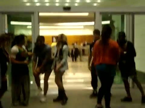 Demi Dançando Na Porta Do Hotel RJ 477 - Demi - Dance in the hotel lobby