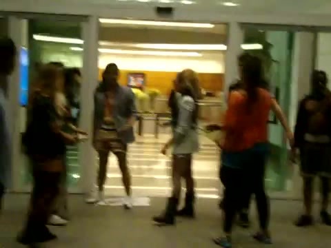 Demi Dançando Na Porta Do Hotel RJ 531 - Demi - Dance in the hotel lobby Part oo1