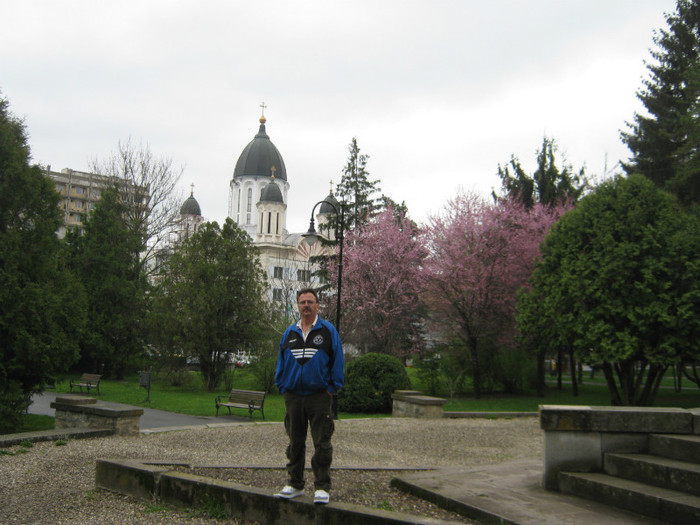 parcul si biserica ortodoxa