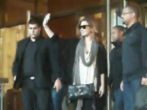 Demi Lovato Saludando en el hotel Radisson Uruguay 29_04_12 0080 - Demi Saludando en el hotel Radisson Uruguay