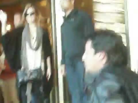 Demi Lovato Saludando en el hotel Radisson Uruguay 29_04_12 0134 - Demi Saludando en el hotel Radisson Uruguay