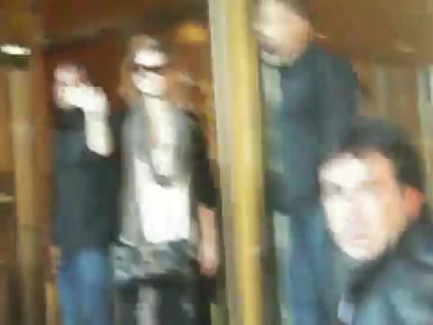 Demi Lovato Saludando en el hotel Radisson Uruguay 29_04_12 0173 - Demi Saludando en el hotel Radisson Uruguay