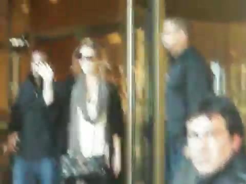 Demi Lovato Saludando en el hotel Radisson Uruguay 29_04_12 0196 - Demi Saludando en el hotel Radisson Uruguay