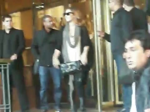 Demi Lovato Saludando en el hotel Radisson Uruguay 29_04_12 0554 - Demi Saludando en el hotel Radisson Uruguay Part oo1