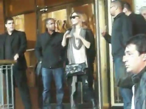 Demi Lovato Saludando en el hotel Radisson Uruguay 29_04_12 0577 - Demi Saludando en el hotel Radisson Uruguay Part oo1