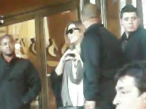 Demi Lovato Saludando en el hotel Radisson Uruguay 29_04_12 0619 - Demi Saludando en el hotel Radisson Uruguay Part oo1