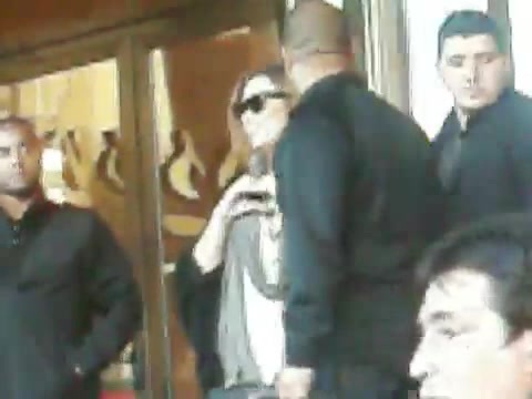 Demi Lovato Saludando en el hotel Radisson Uruguay 29_04_12 0623 - Demi Saludando en el hotel Radisson Uruguay Part oo1