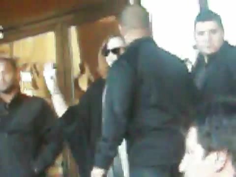 Demi Lovato Saludando en el hotel Radisson Uruguay 29_04_12 0642 - Demi Saludando en el hotel Radisson Uruguay Part oo1