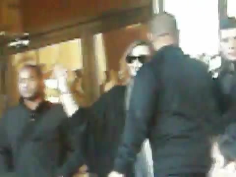 Demi Lovato Saludando en el hotel Radisson Uruguay 29_04_12 0651 - Demi Saludando en el hotel Radisson Uruguay Part oo1