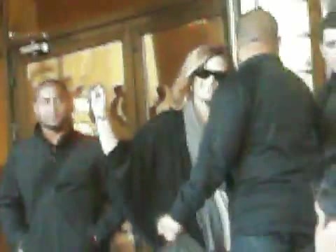 Demi Lovato Saludando en el hotel Radisson Uruguay 29_04_12 0661 - Demi Saludando en el hotel Radisson Uruguay Part oo1